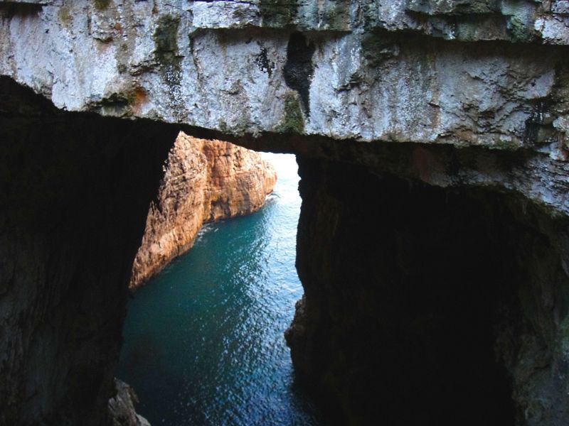 Grotta del Turco: la magia della montagna che sposa il mare...