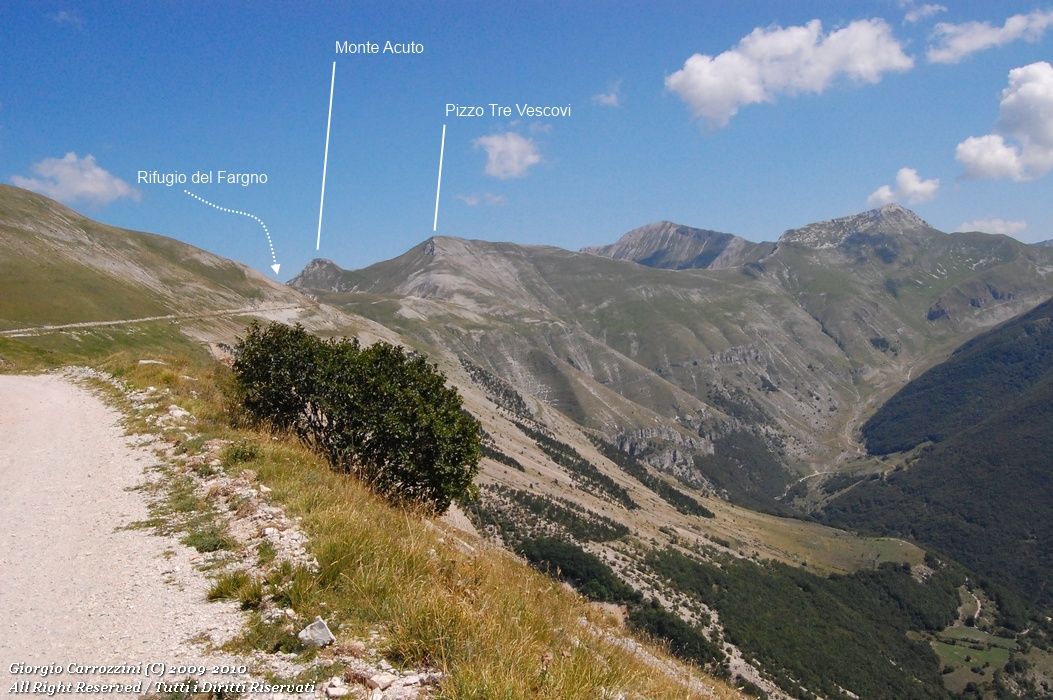 Pizzo Tre Vescovi (2092 m) dal Rifugio del Fargno