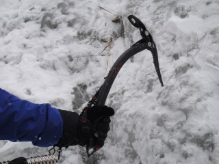 Piccozza usata in ambito di alpinismo invernale classico